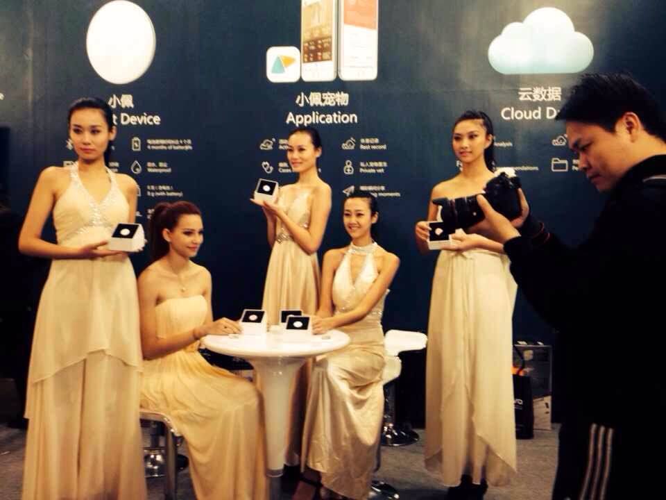 模特在展台为大家展示小佩